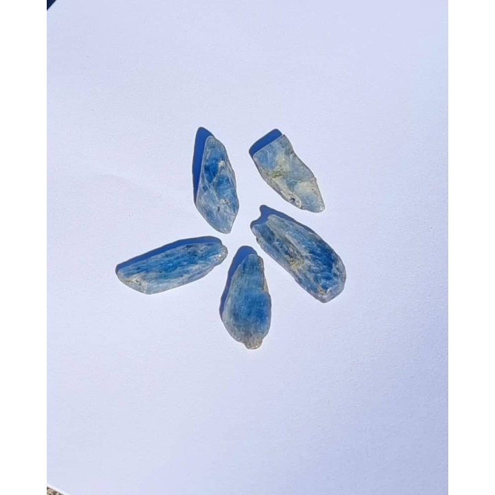 {
  "name": "blue kyanite – saint michael sword 2/3cm"
}