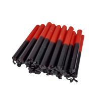 Velas pretas e vermelhas